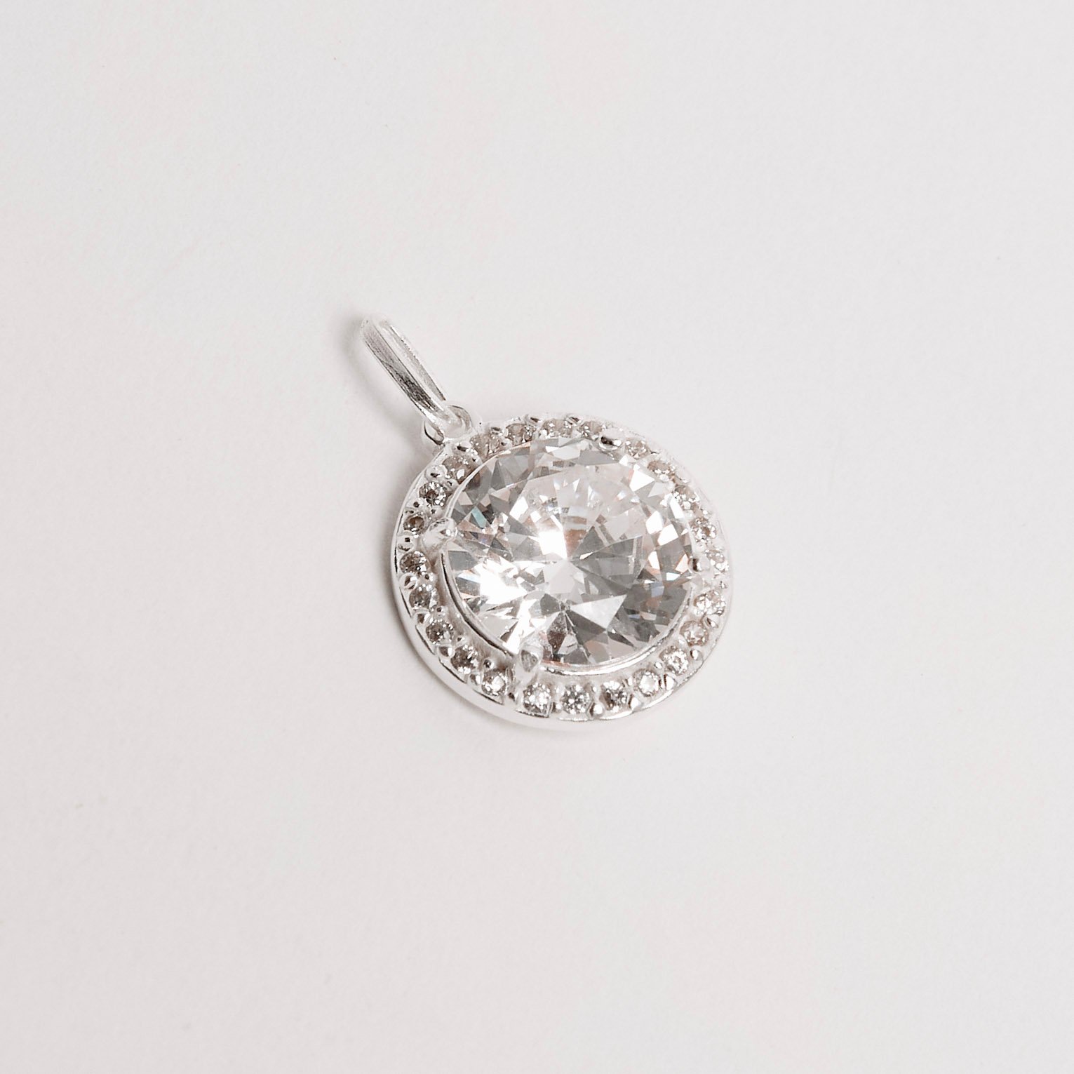 Pingente zircônia redonda com cravejado 14mm