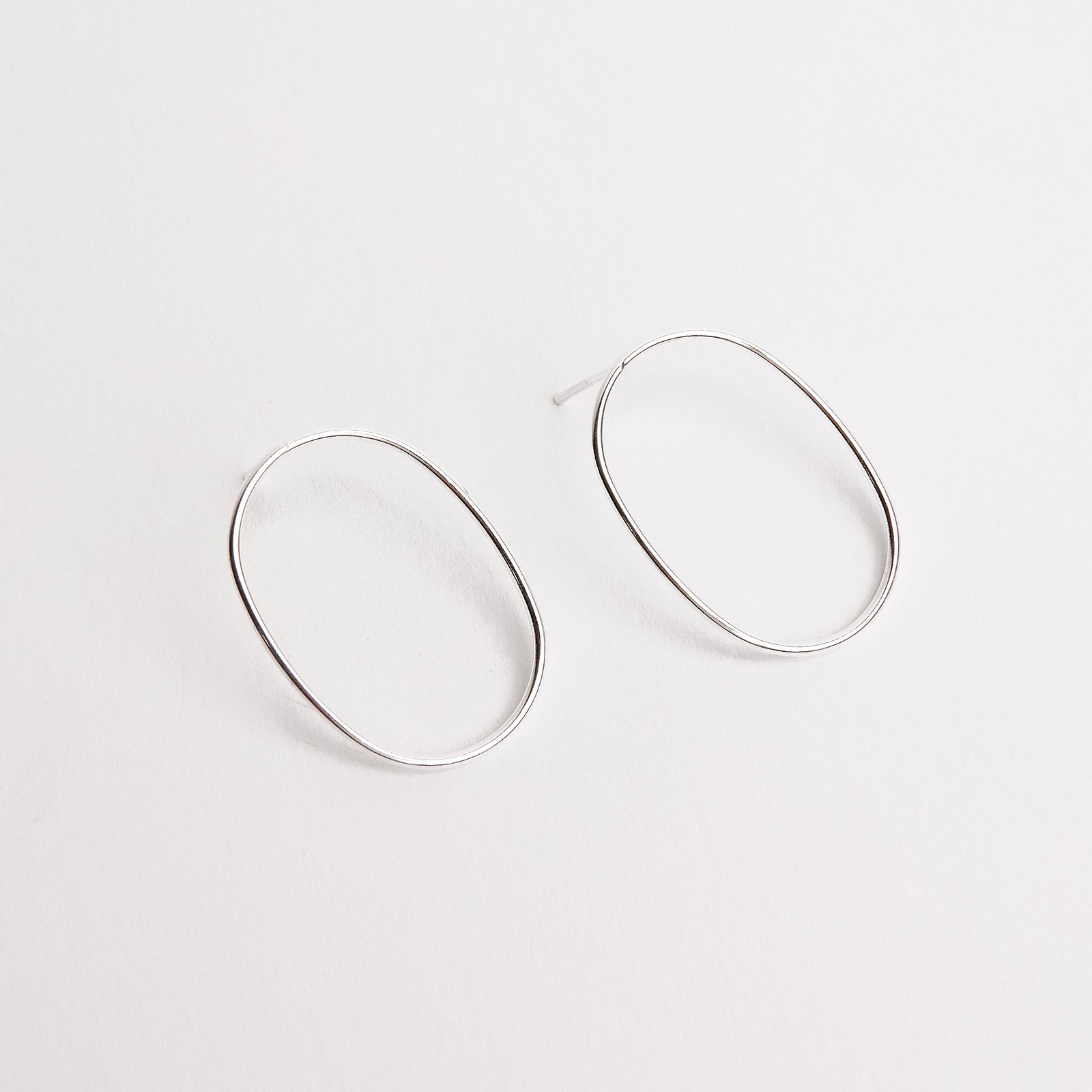 Brinco oval vazado 26mm