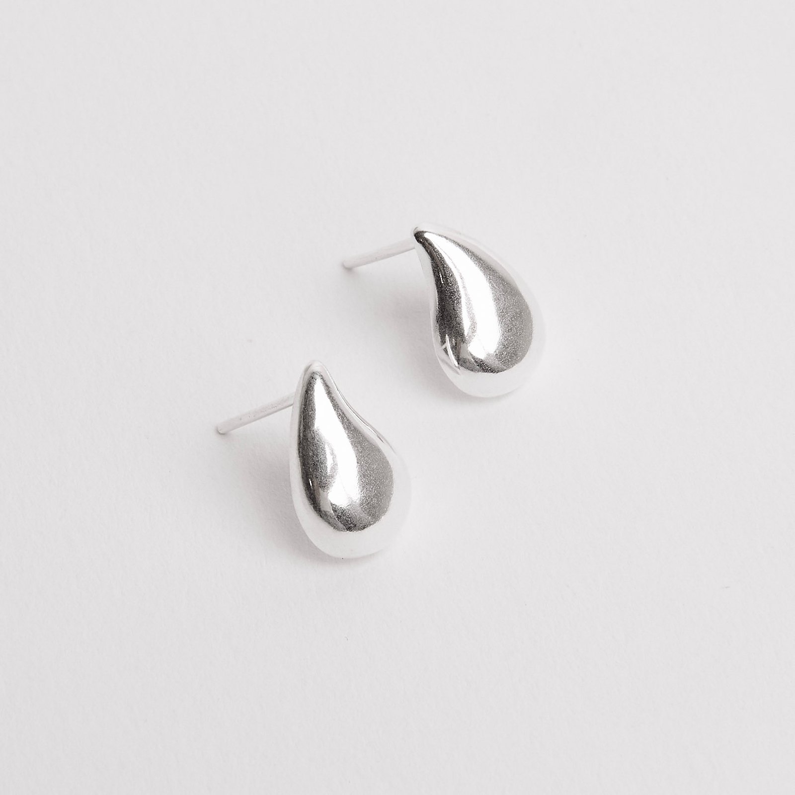Brinco gota curvada 12mm