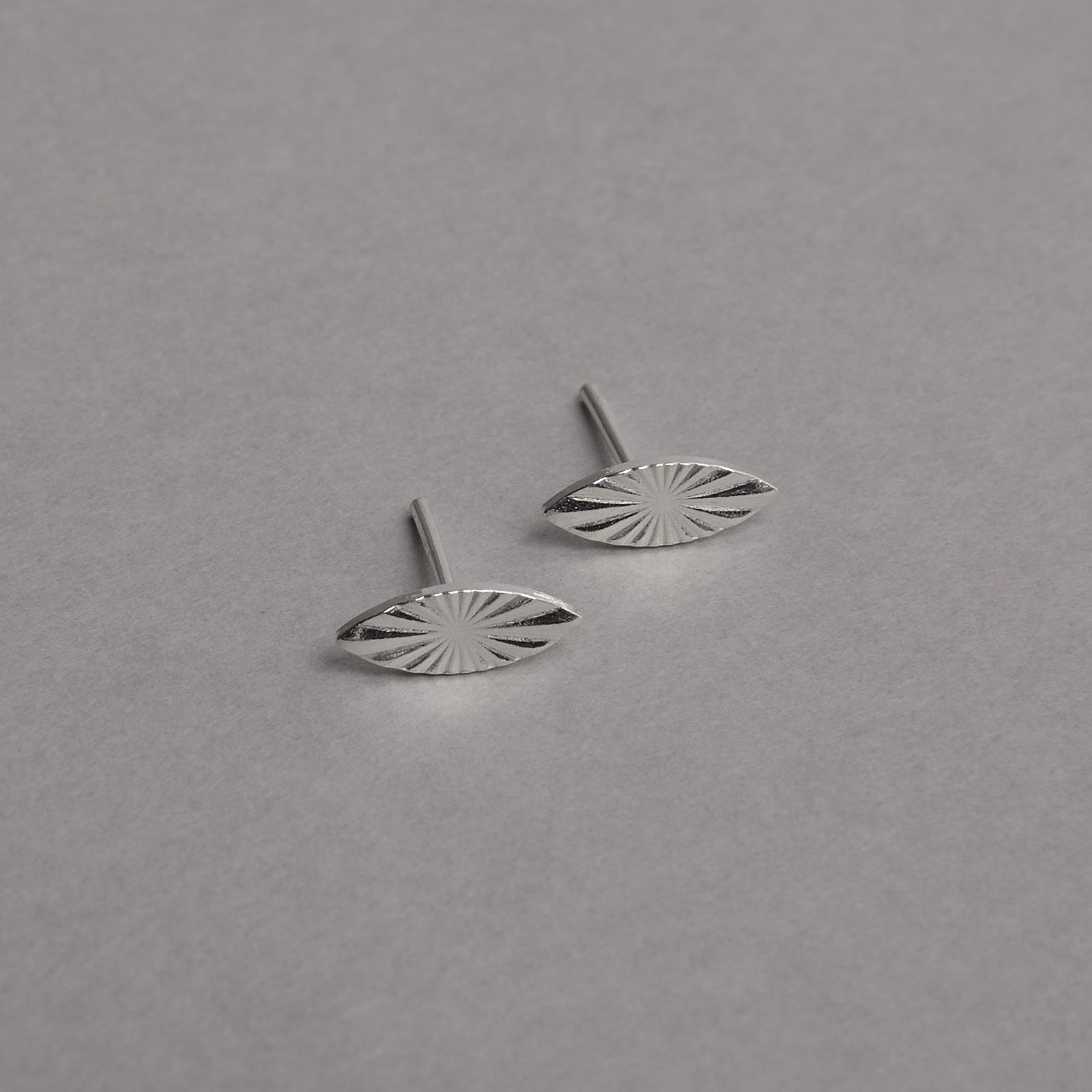 Brinco navete com vinco 10x4mm
