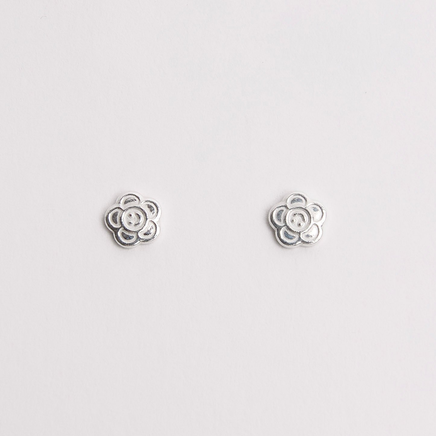 Brinco infantil flor desenhada 5mm tarraxa baby