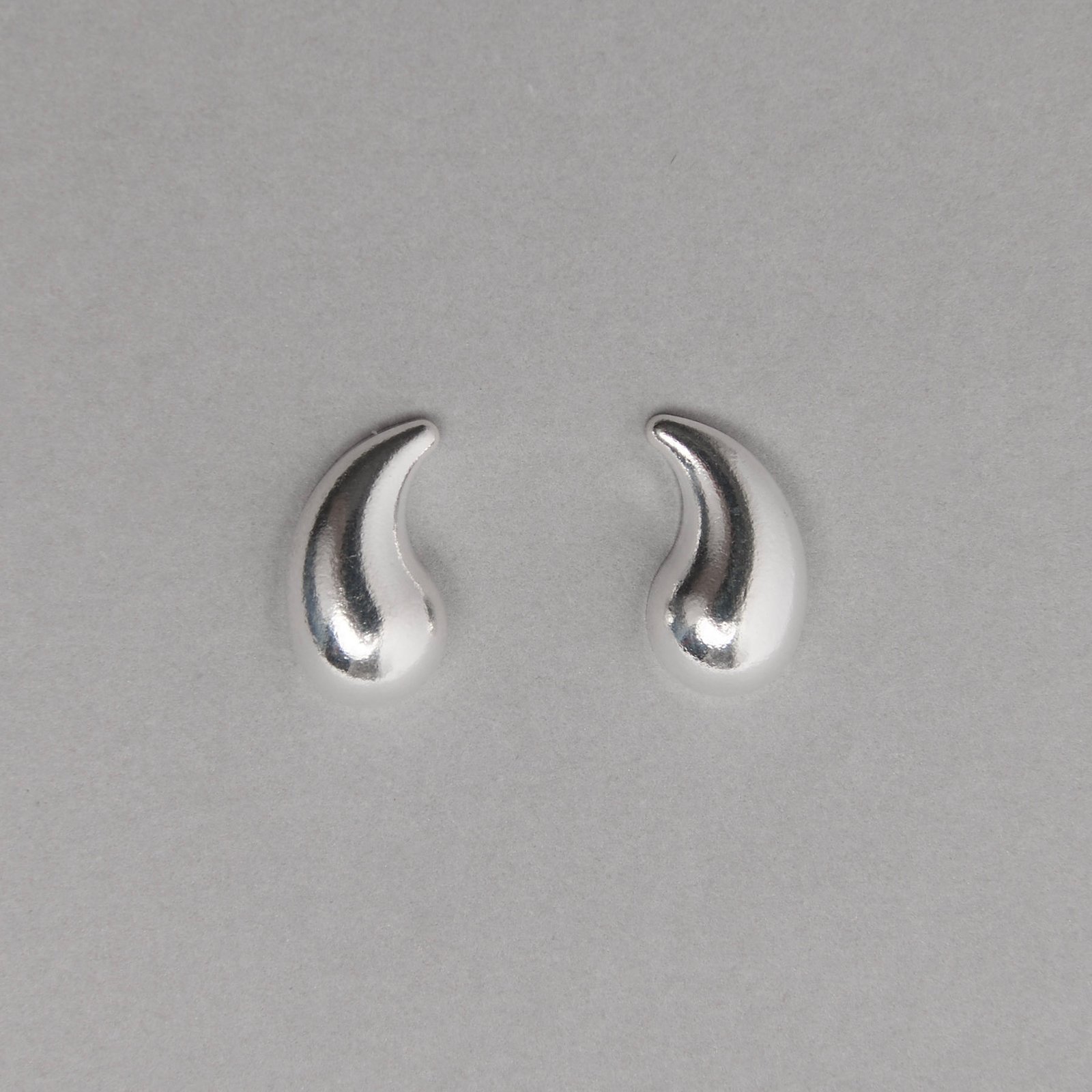 Brinco gota curvada 13mm