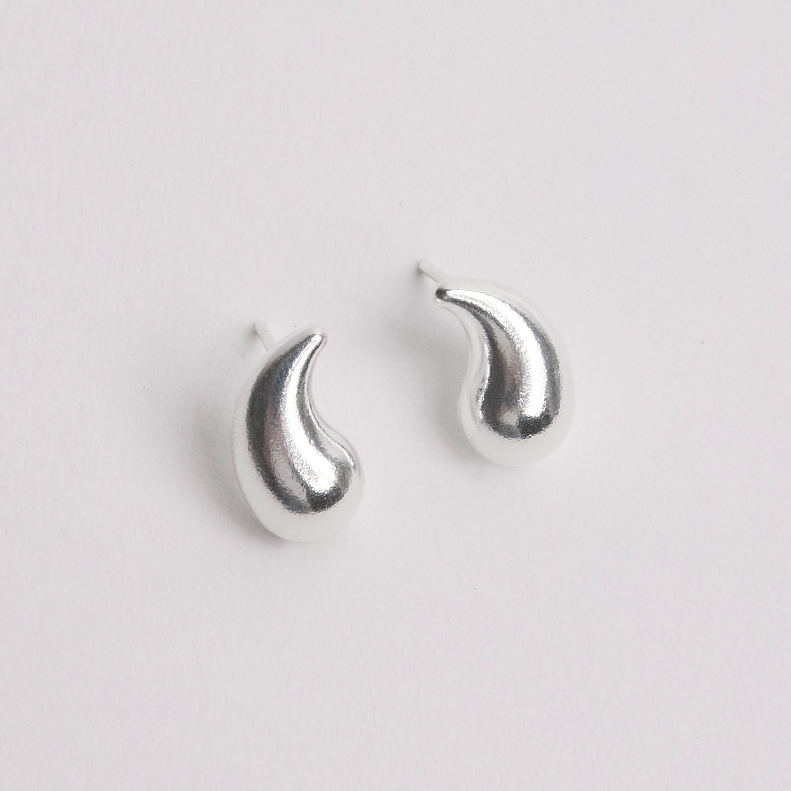 Brinco gota curvada 13mm