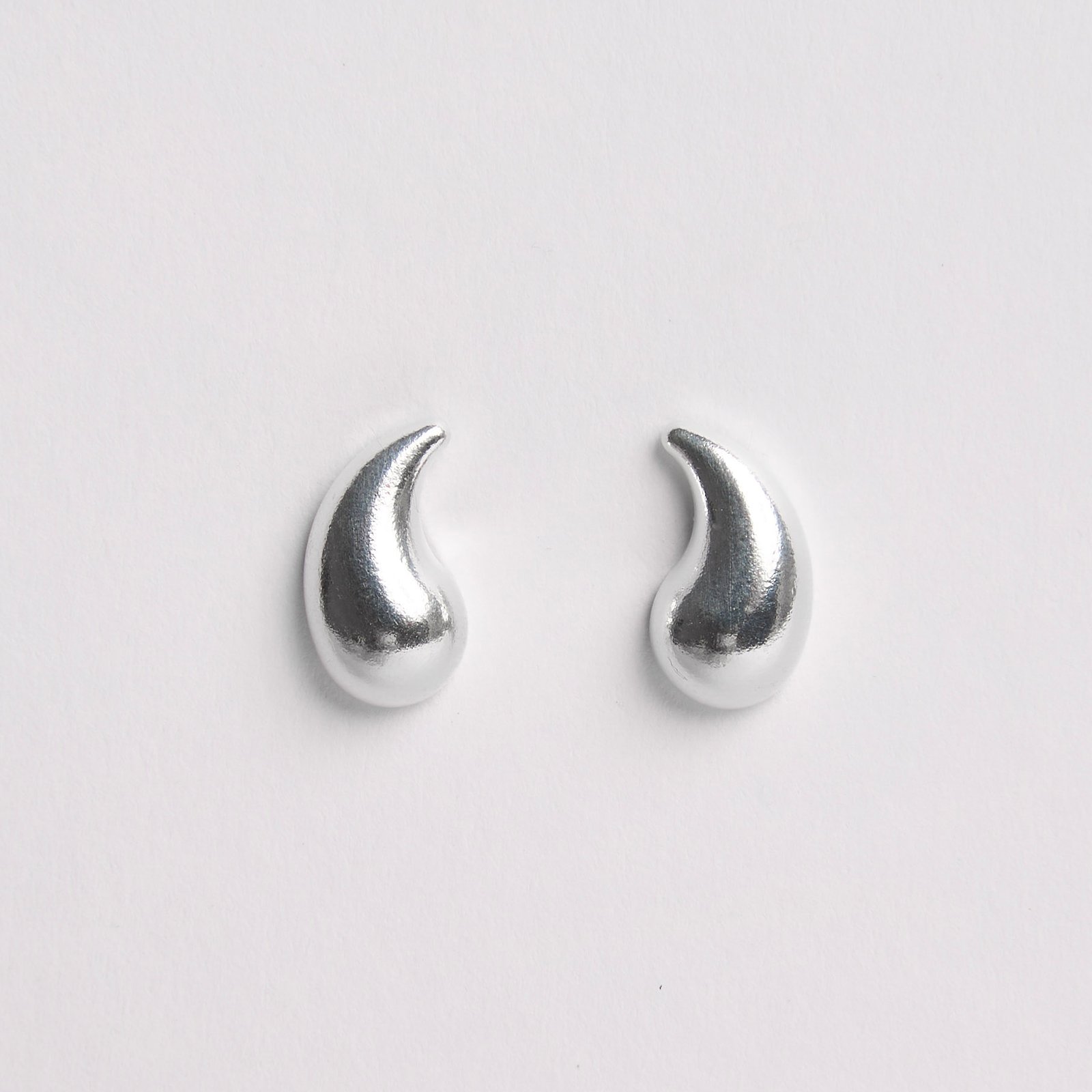 Brinco gota curvada 13mm