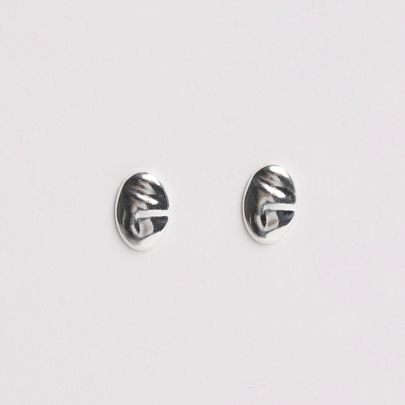 Brinco oval ondulado 10mm