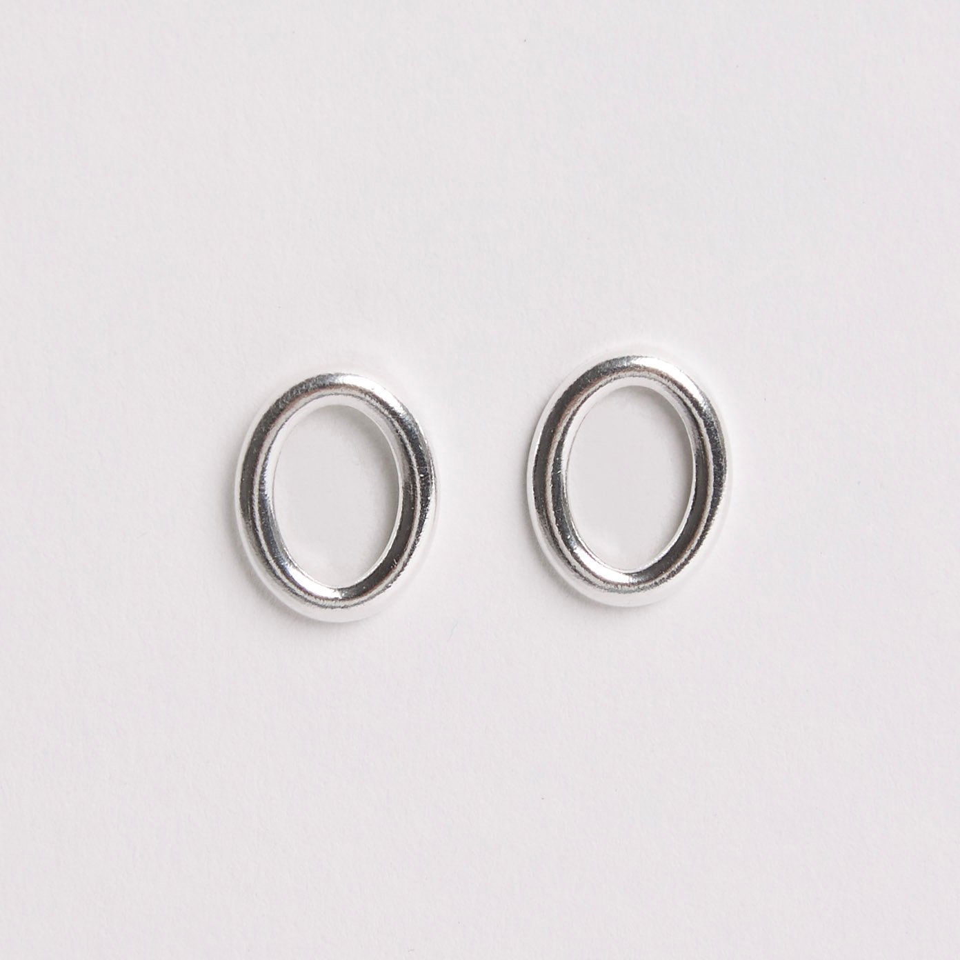Brinco oval vazado 14mm