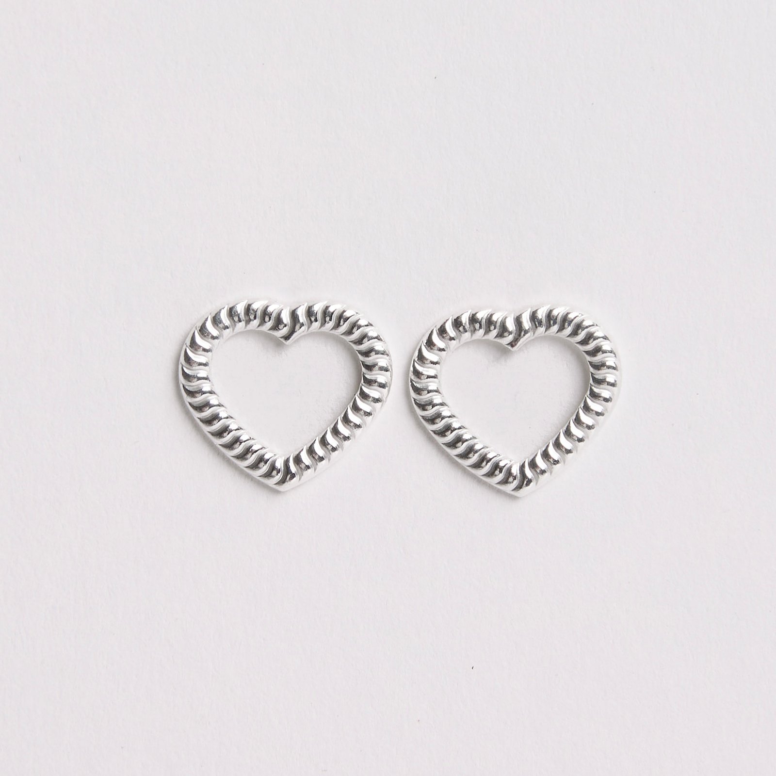 Brinco coração vazado riscado 13mm