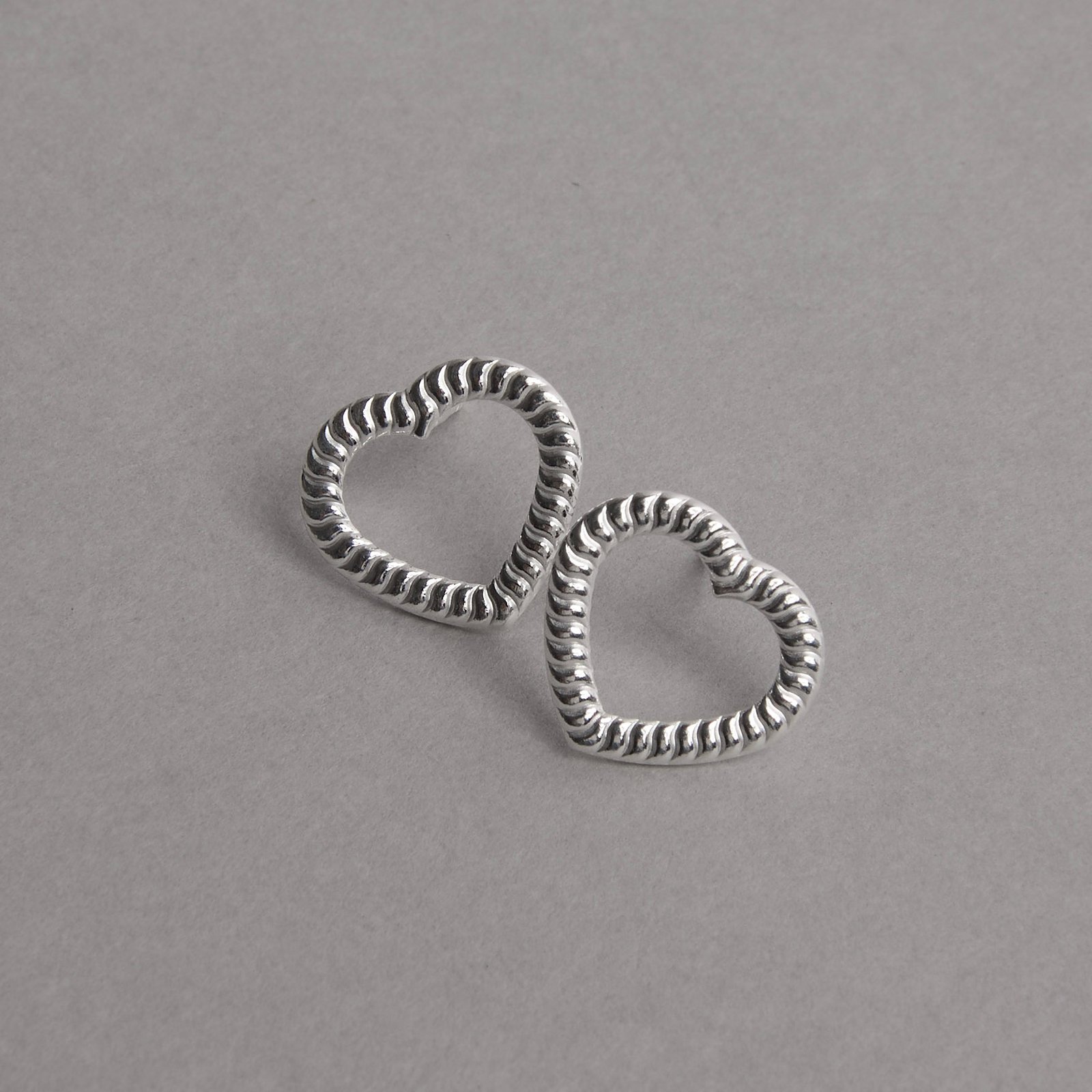 Brinco coração vazado riscado 13mm