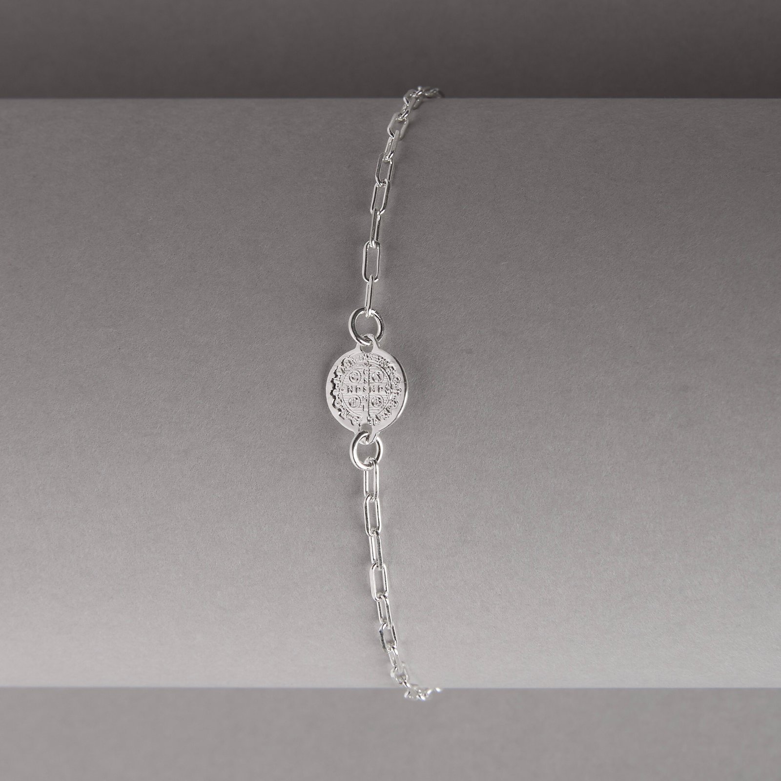 Pulseira entremeio medalha São Bento 9mm com cruz corrente cartier 19cm