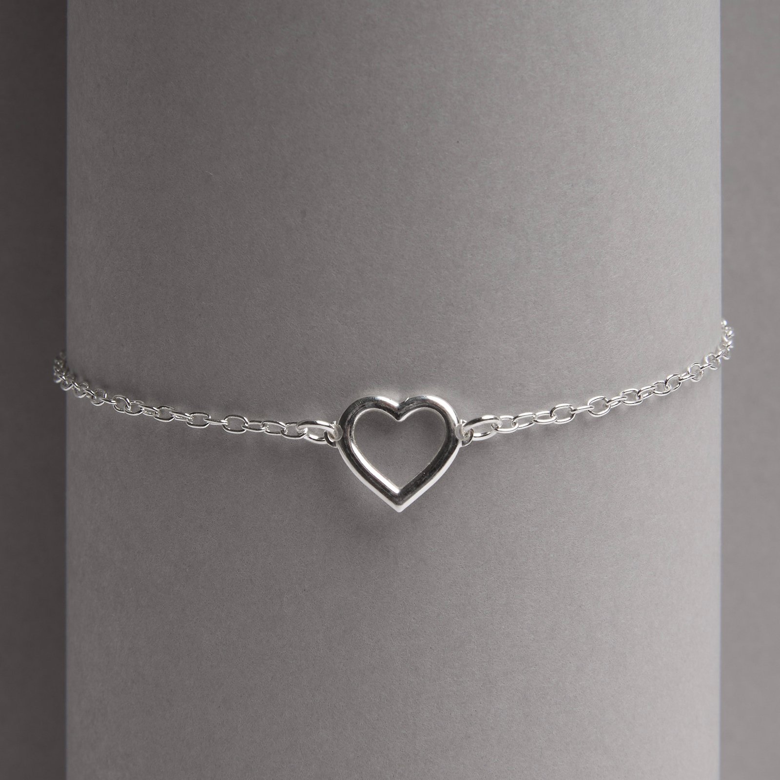 Pulseira entremeio coração vazado 10mm corrente cadeado 19cm