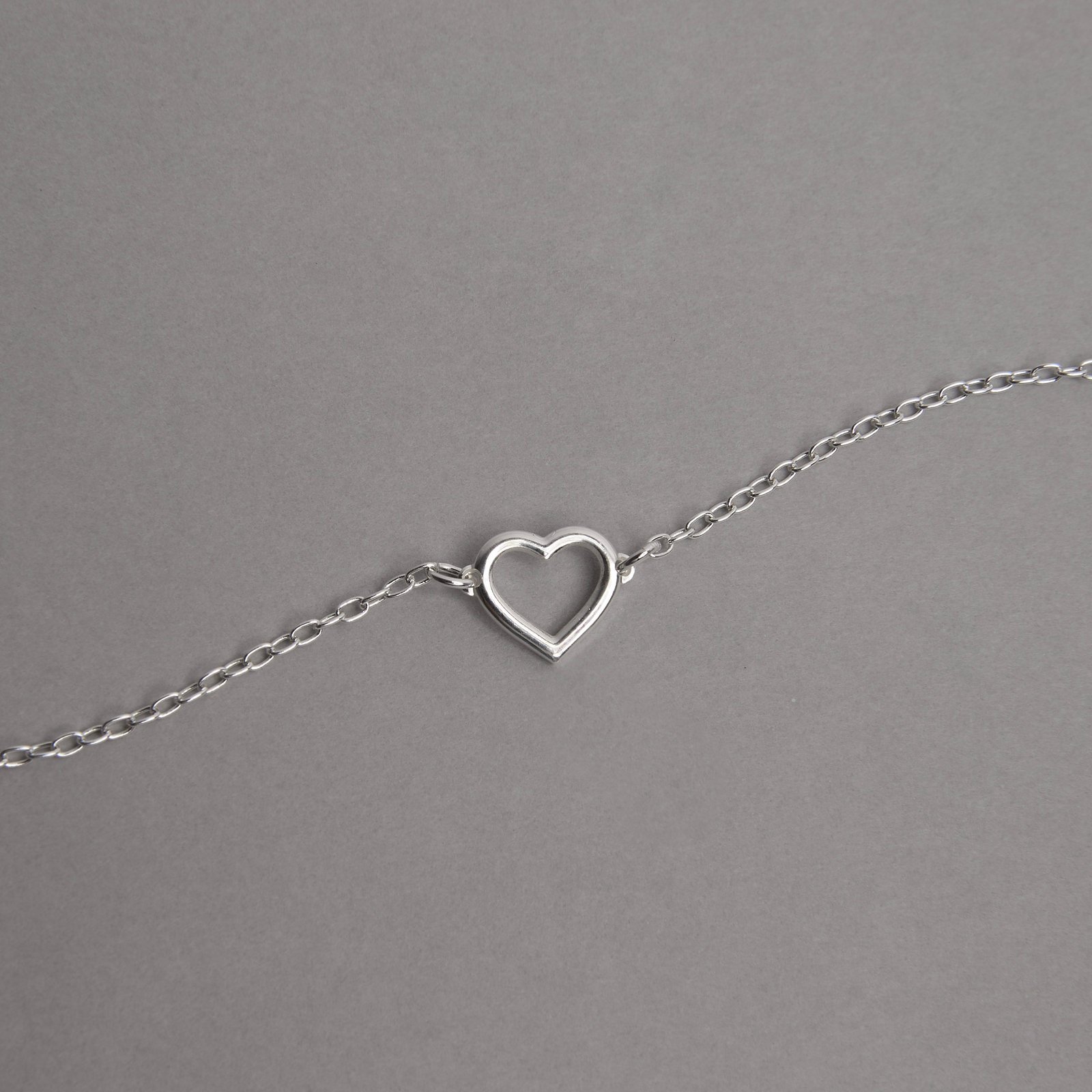 Pulseira entremeio coração vazado 10mm corrente cadeado 19cm