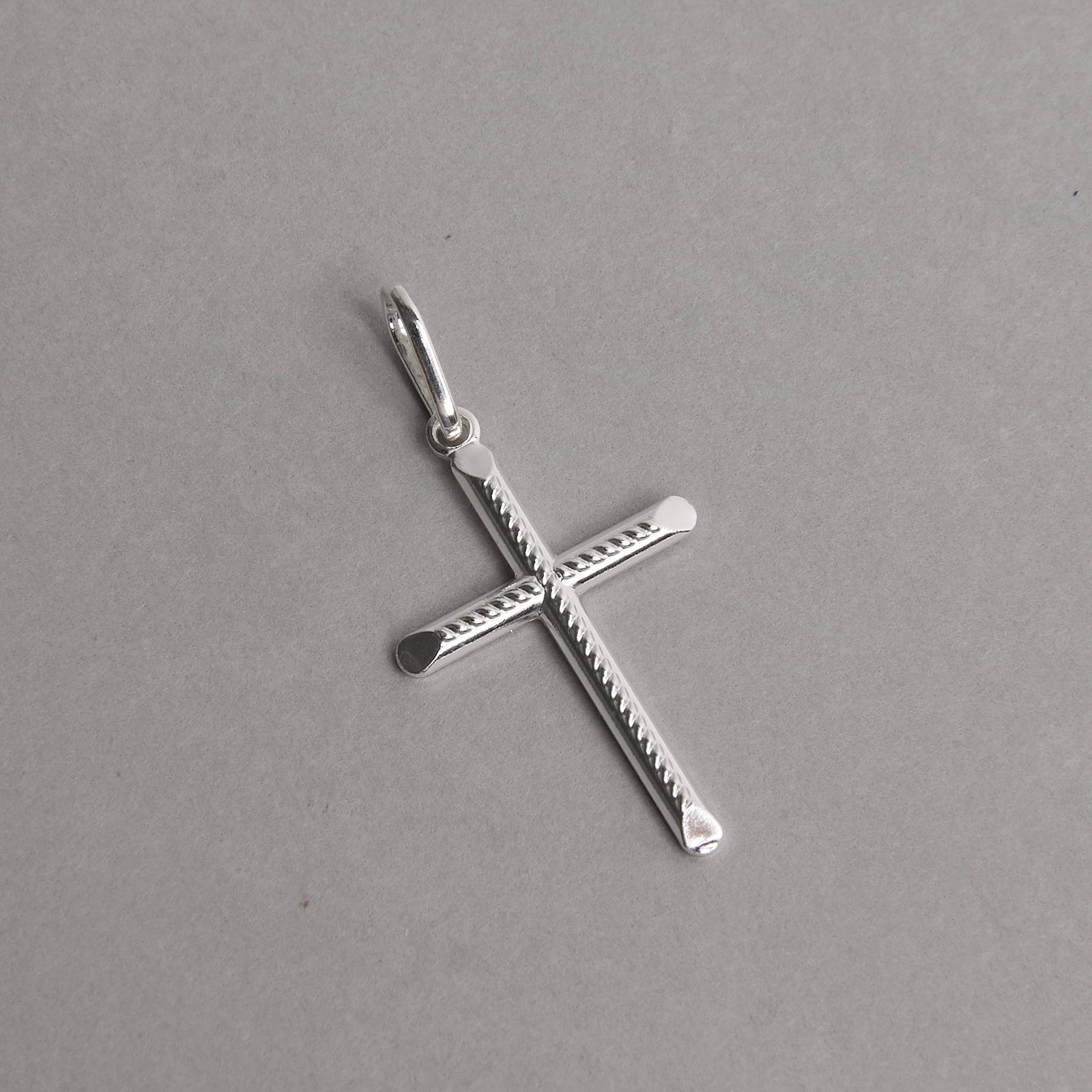Pingente cruz detalhe torcido 25mm