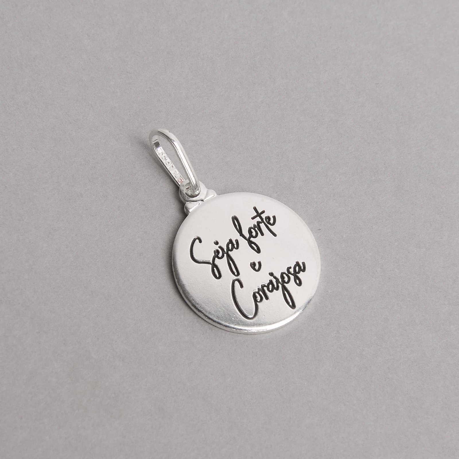 Pingente medalha seja forte e corajosa resina 15mm