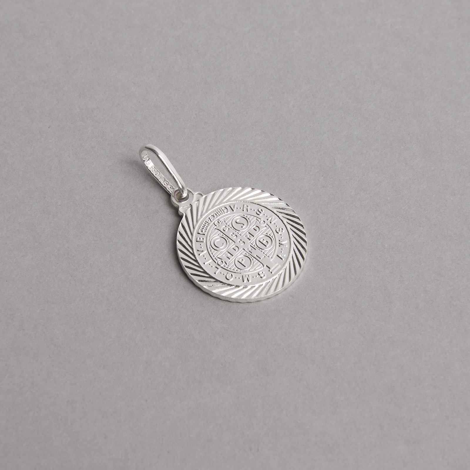 Pingente medalha São Bento desenhada 18mm