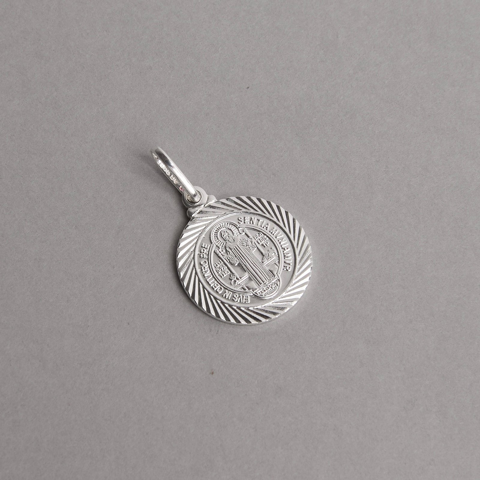 Pingente medalha São Bento desenhada 18mm