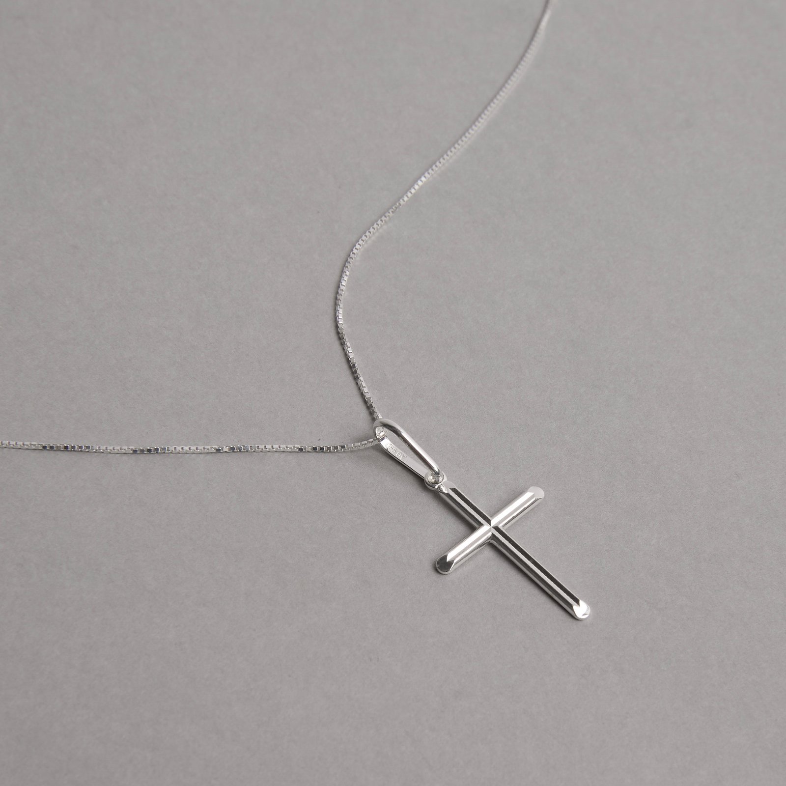 Colar pingente cruz desenhada 25mm 45cm