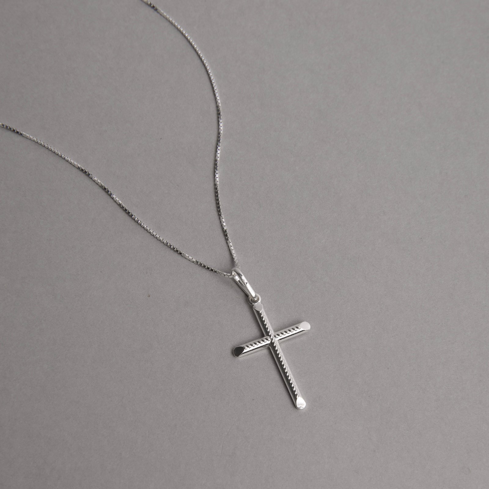 Colar pingente cruz detalhe torcido 25mm 45cm