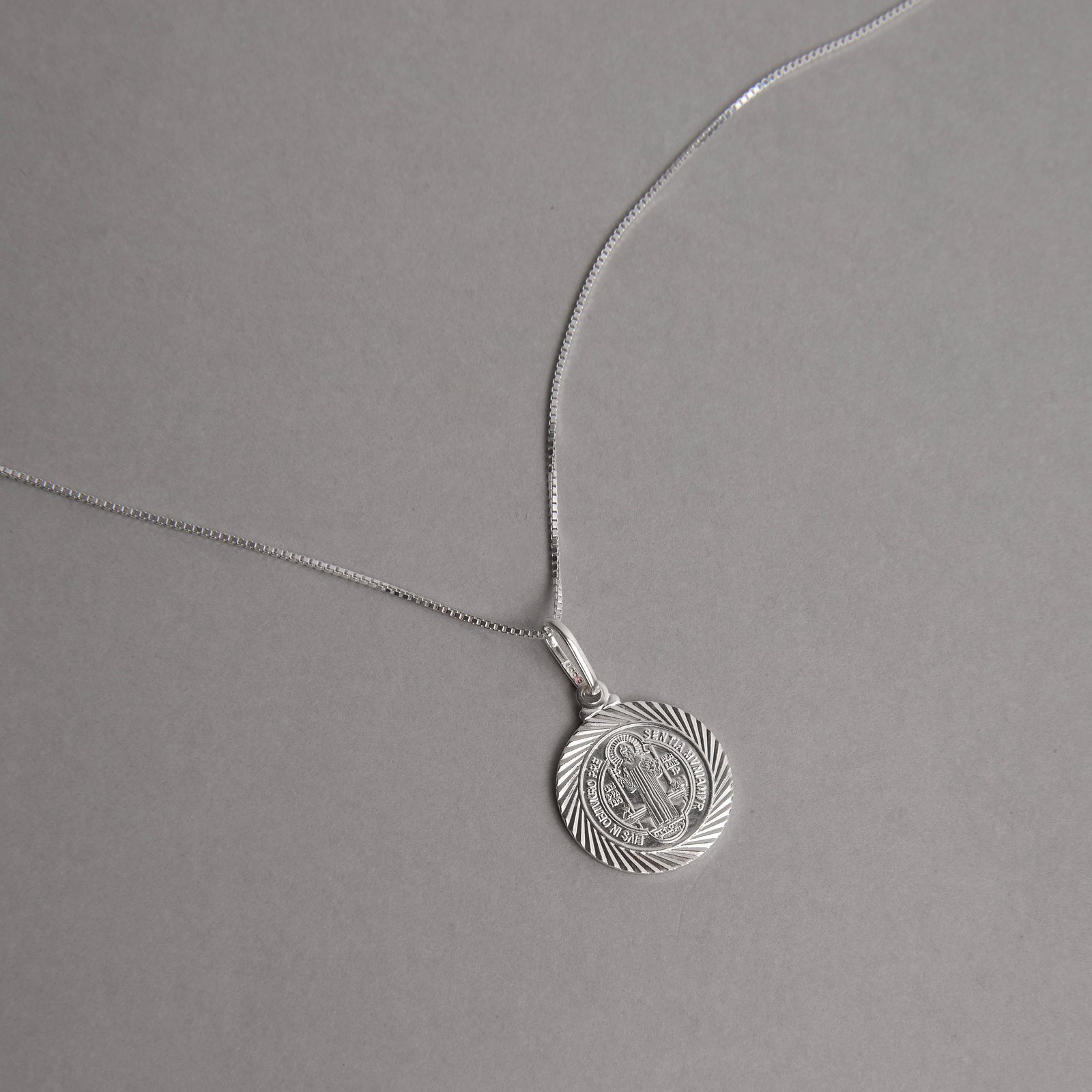 Colar pingente medalha São Bento desenhada 18mm 45cm