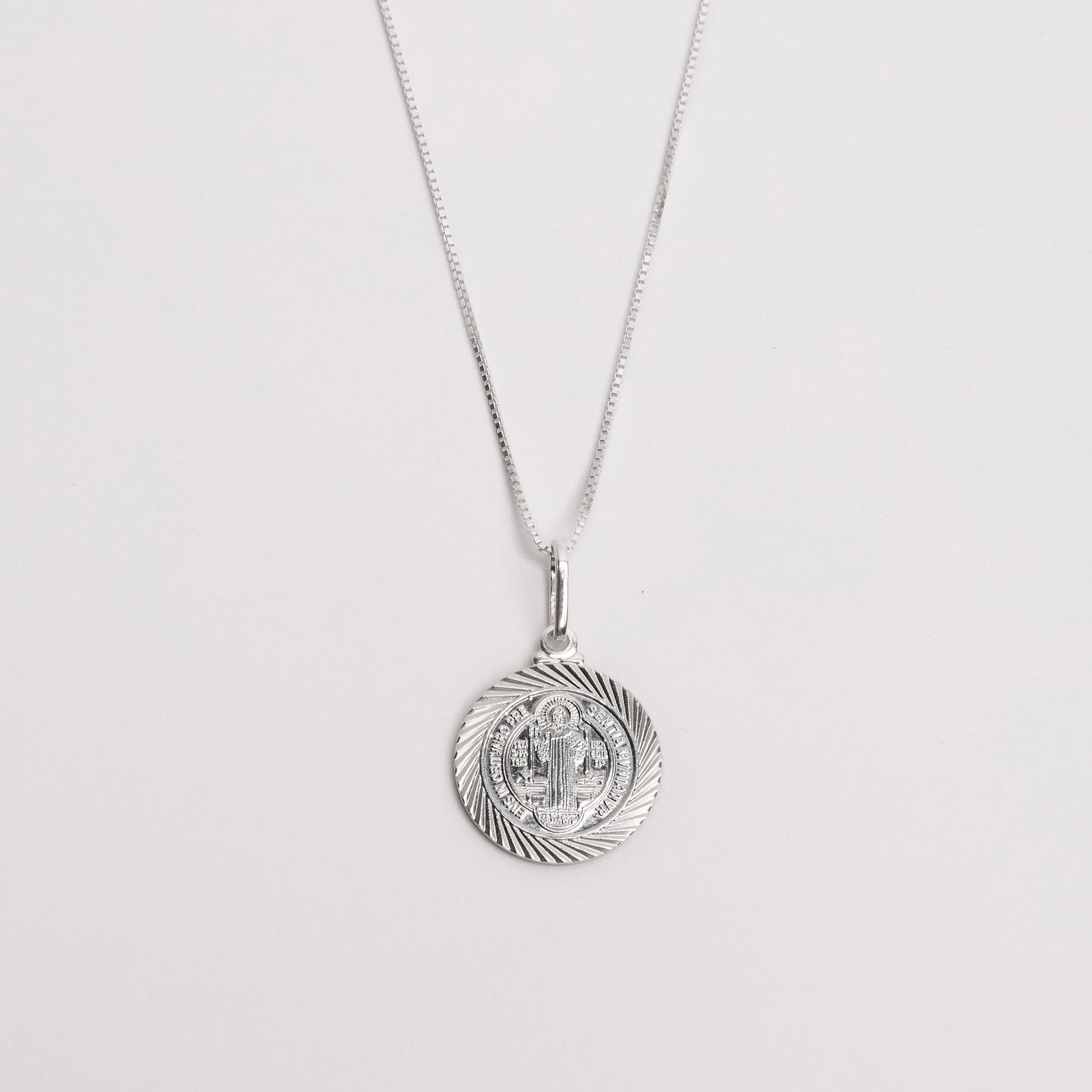 Colar pingente medalha São Bento desenhada 18mm 45cm