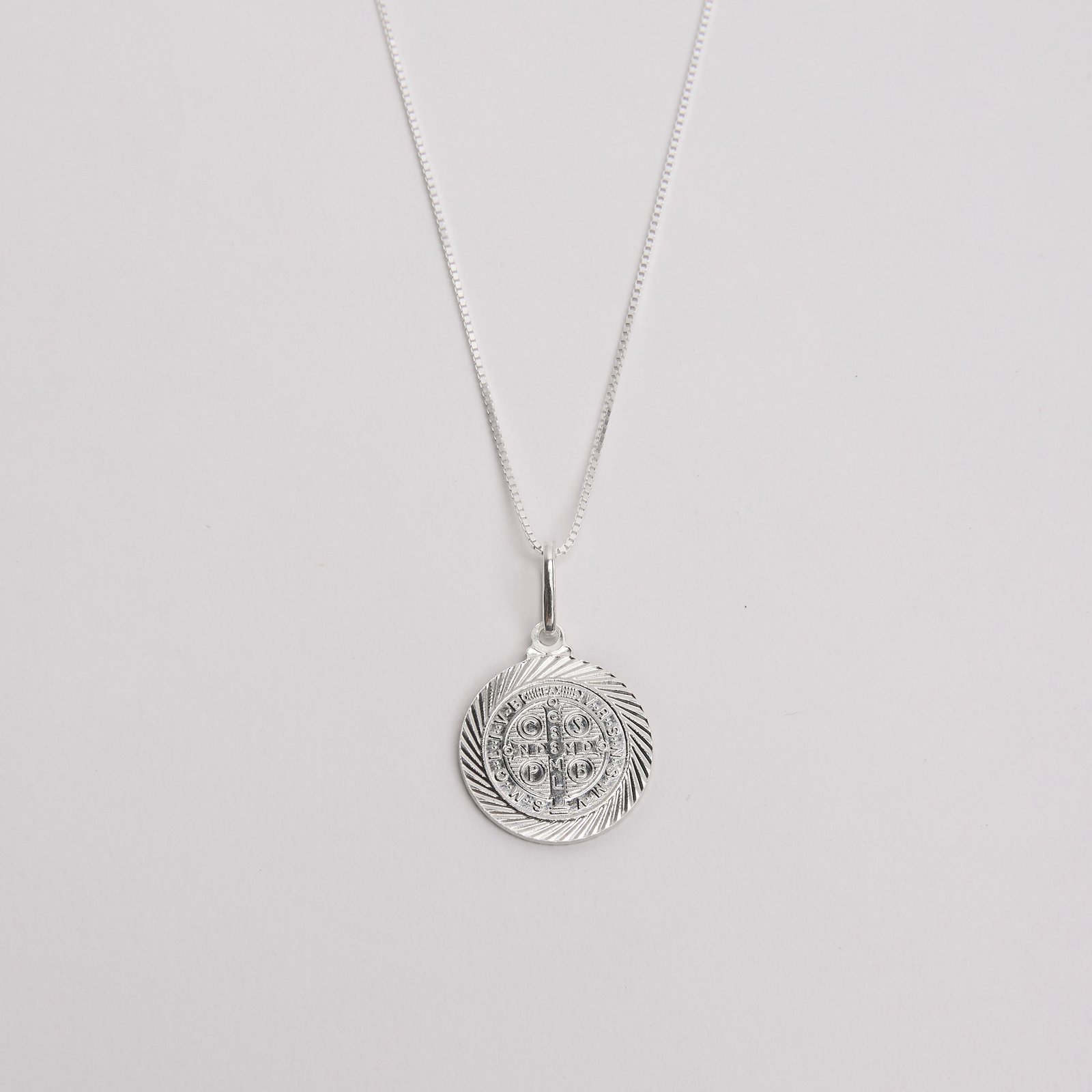 Colar pingente medalha São Bento desenhada 18mm 45cm
