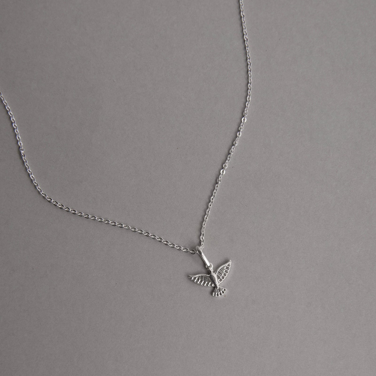 Colar pingente Espírito Santo desenhado 12mm corrente cadeadinho 45cm
