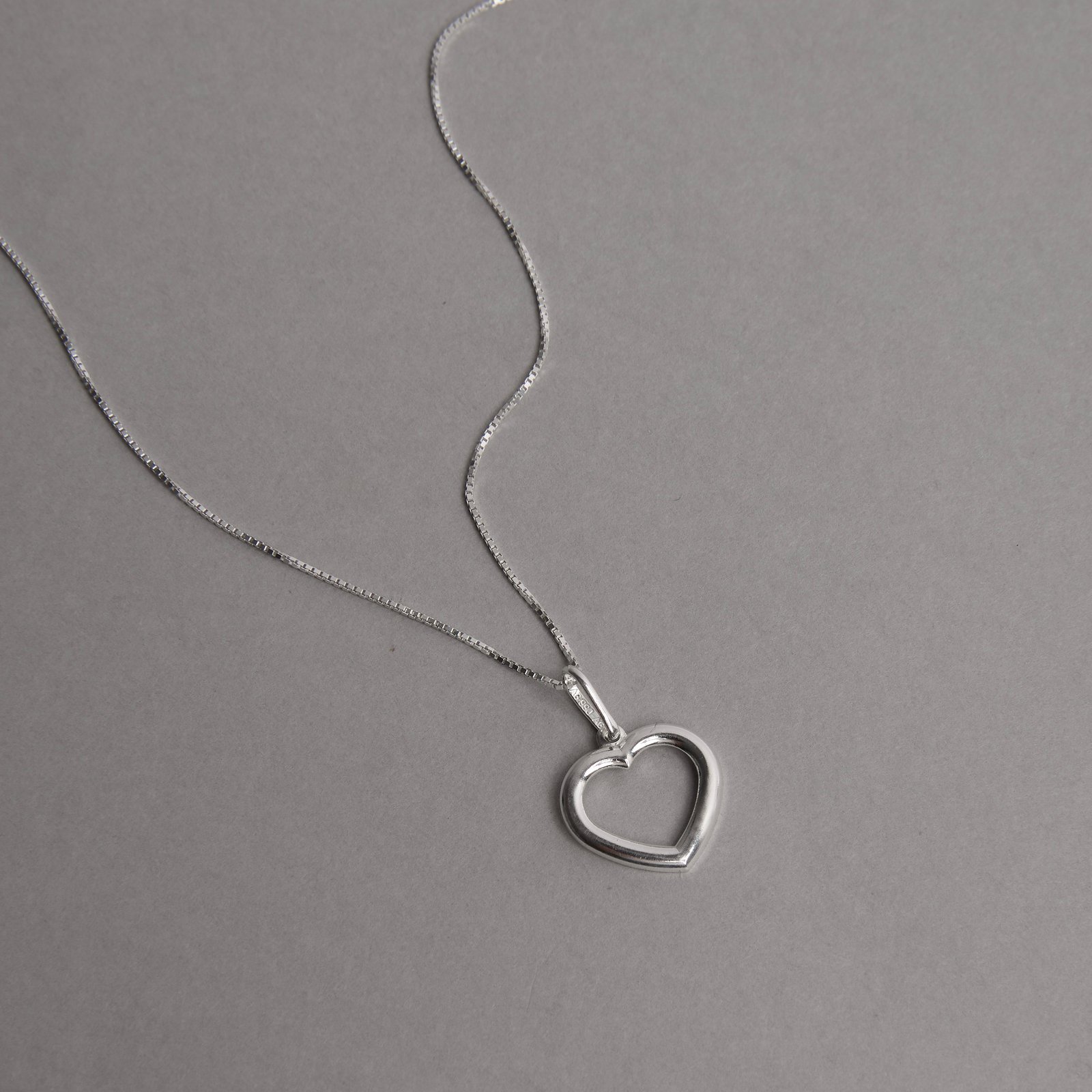 Colar pingente coração liso vazado 14mm 45cm