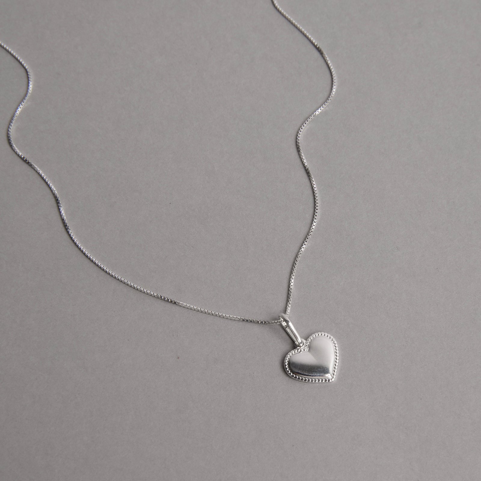 Colar pingente coração borda com bolinhas 12mm 40cm
