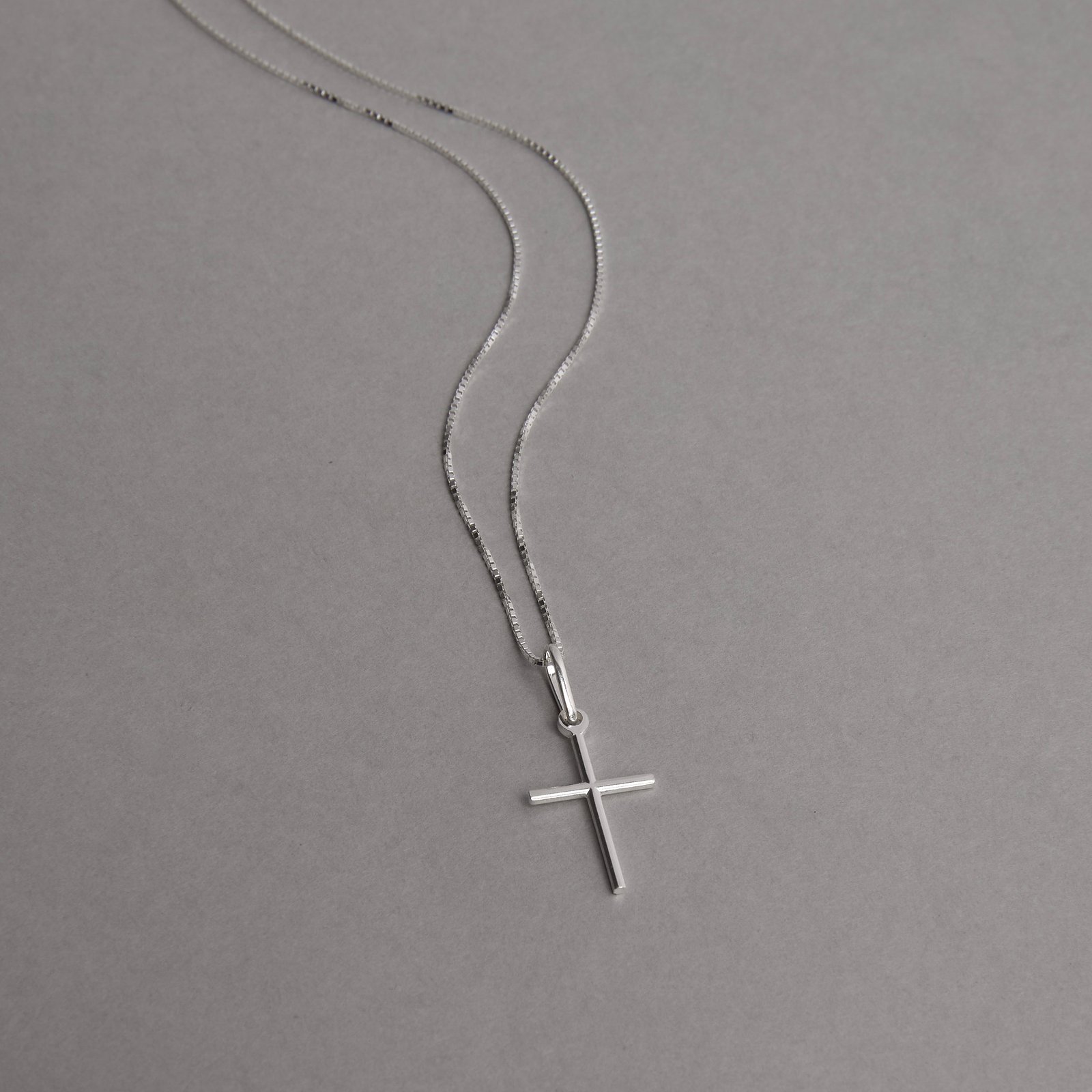 Colar pingente cruz palito 18mm 45cm