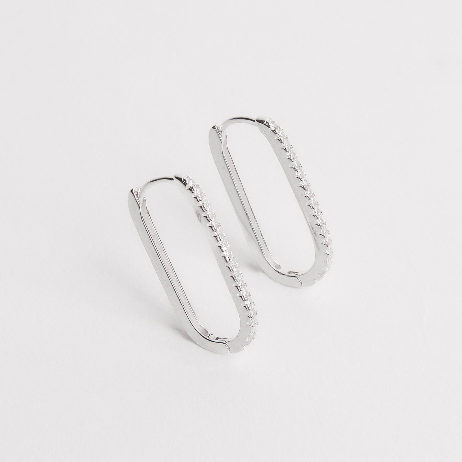 Argola click cravejada 23mm