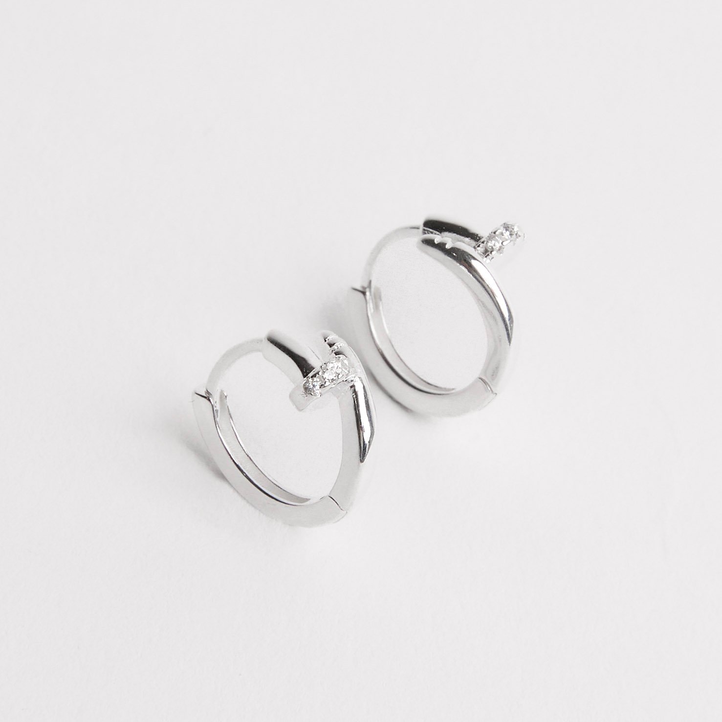 Argola click prego com zircônias 13mm