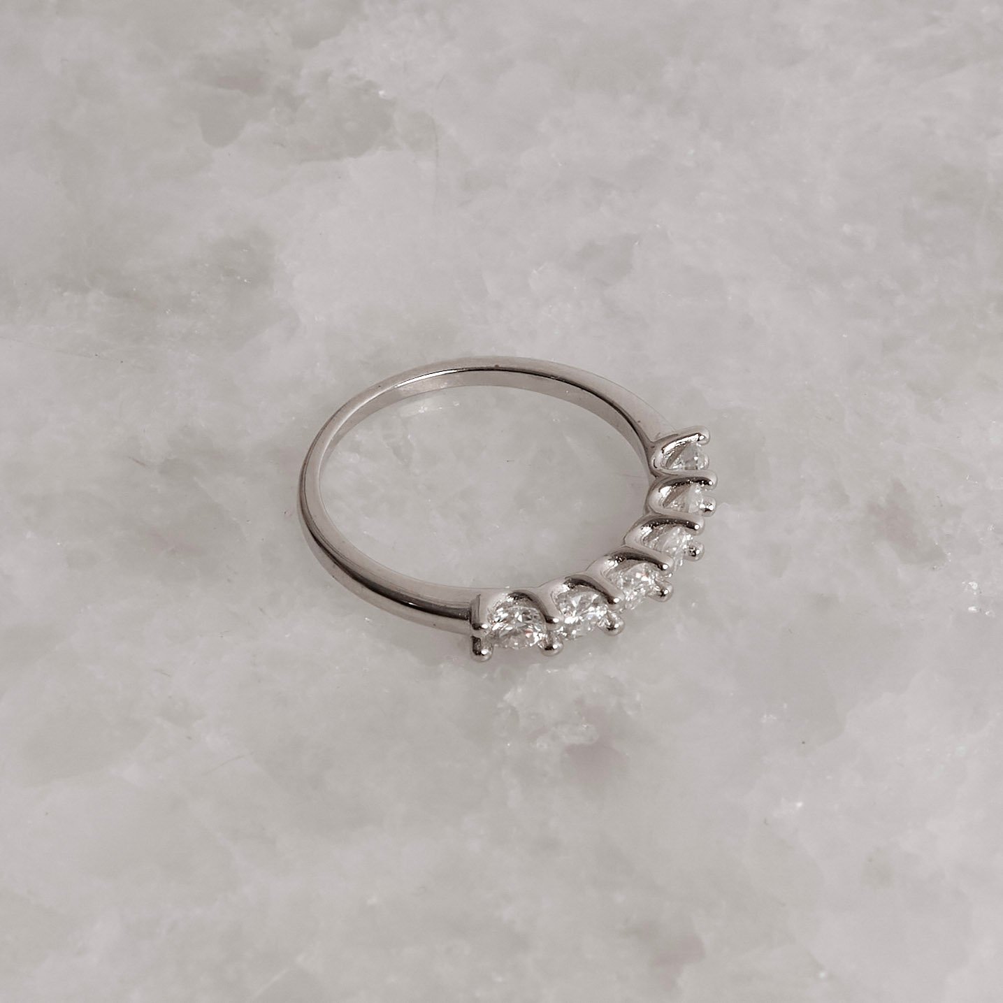 Anel meia aliança moissanites 3mm ródio