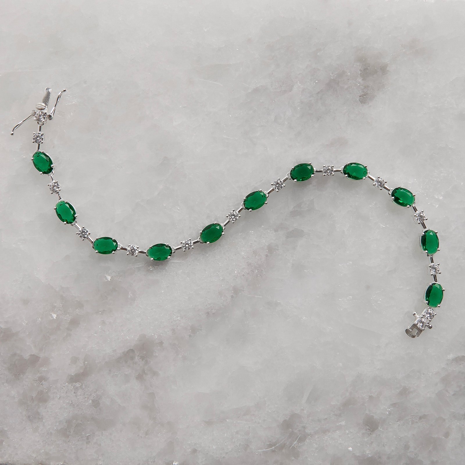 Pulseira Riviera fio faca zircônias ovais esmeralda e redondas cristal 18,5cm fecho gaveta