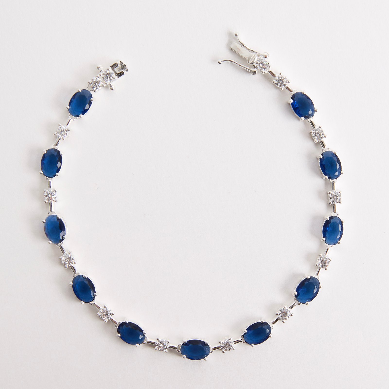 Pulseira Riviera fio faca zircônias ovais safira e redondas cristal 18,5cm fecho gaveta