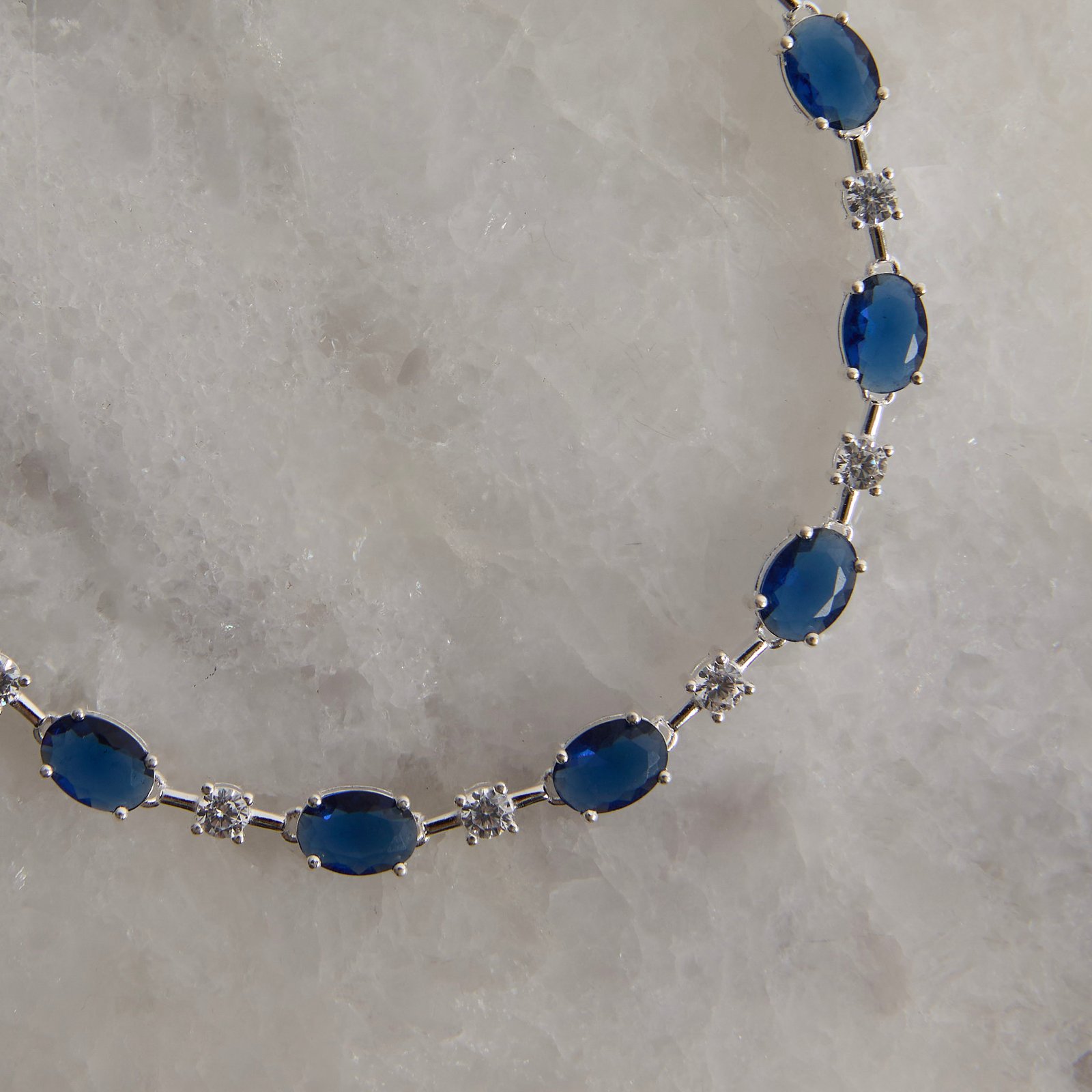 Pulseira Riviera fio faca zircônias ovais safira e redondas cristal 18,5cm fecho gaveta