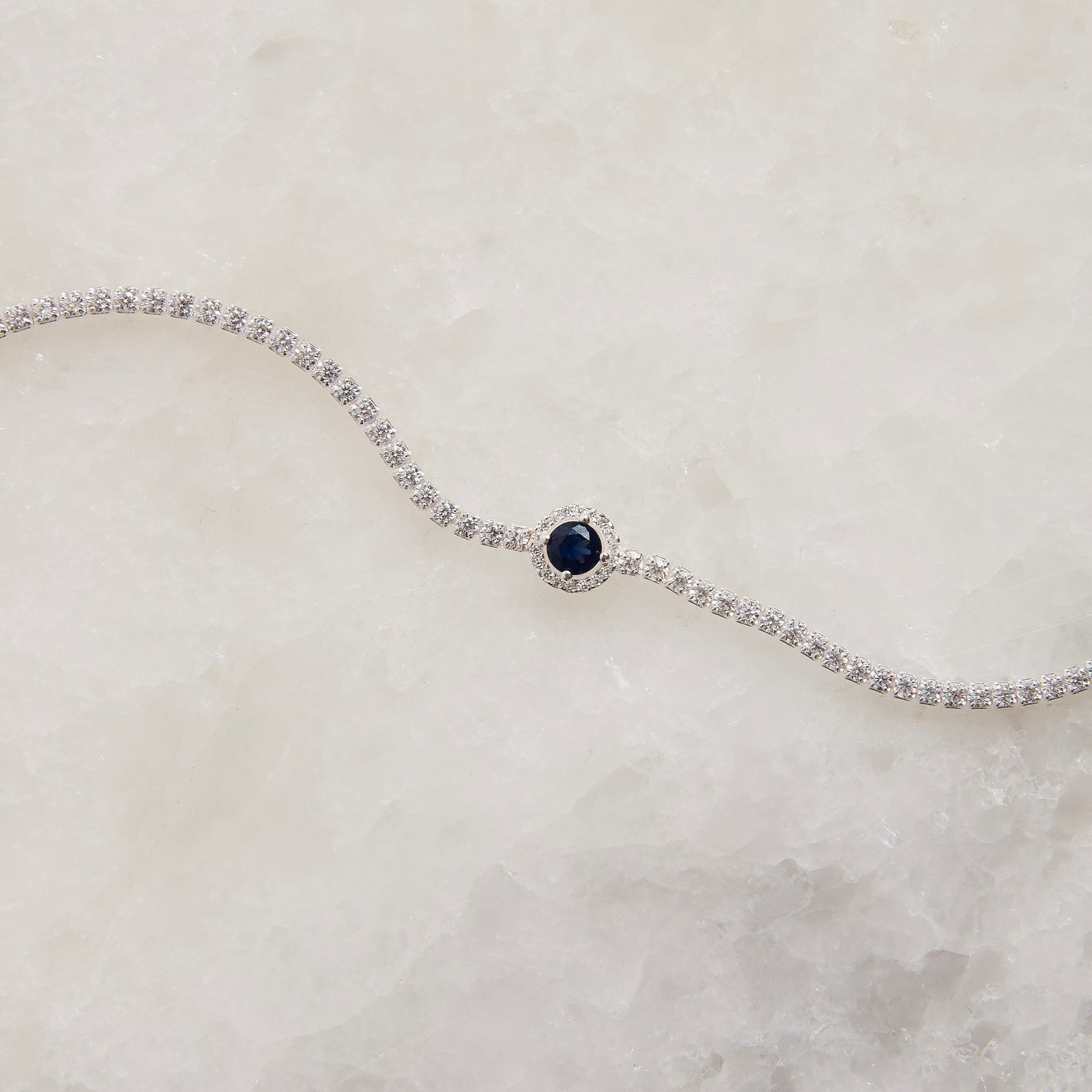 Pulseira Riviera 2mm com círculo vazado cravejado safira 16+4cm