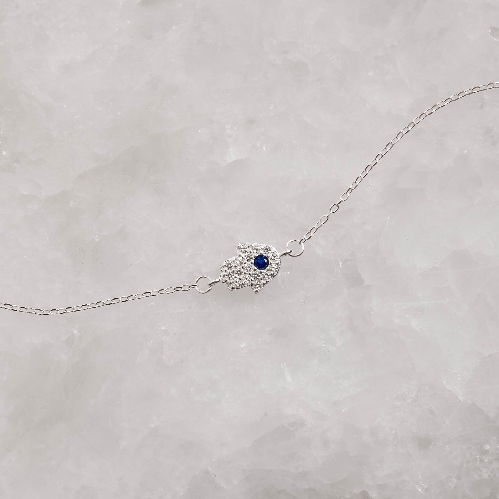 Pulseira entremeio mão cravejada 8mm detalhe zircônia azul 16+4cm