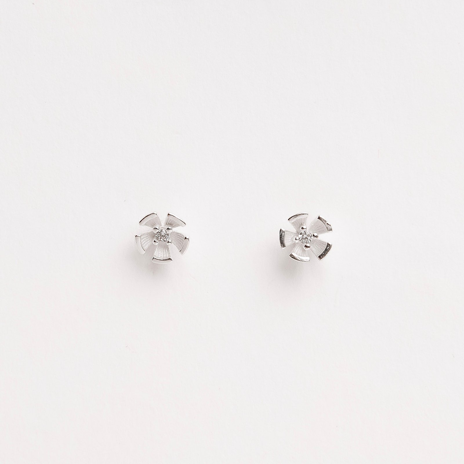 Brinco infantil flor detalhe zircônia cristal 6mm tarraxa baby