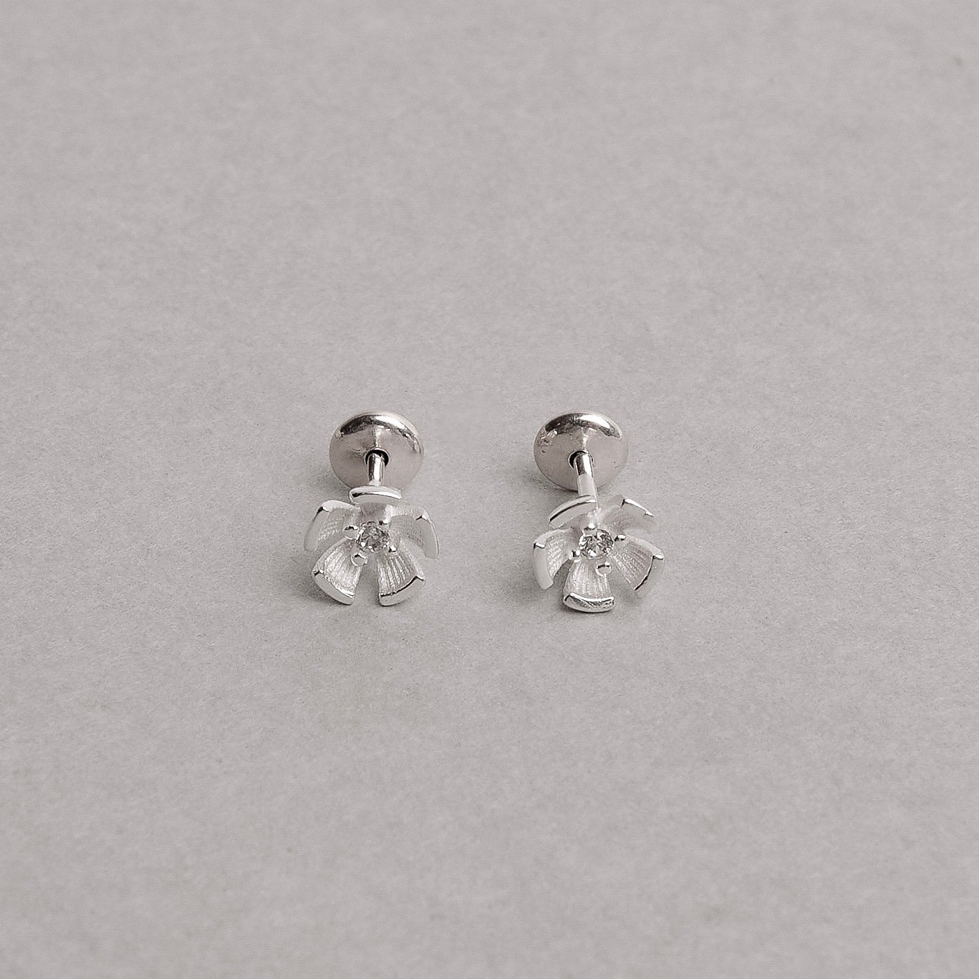 Brinco infantil flor detalhe zircônia cristal 6mm tarraxa baby