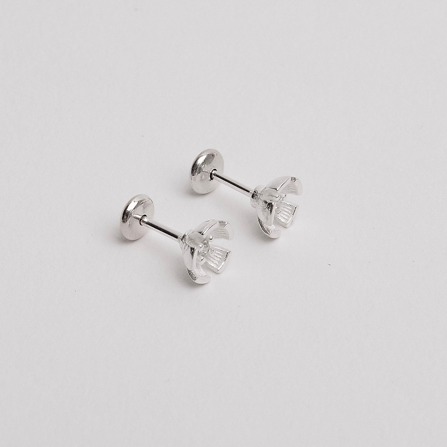 Brinco infantil flor detalhe zircônia cristal 6mm tarraxa baby