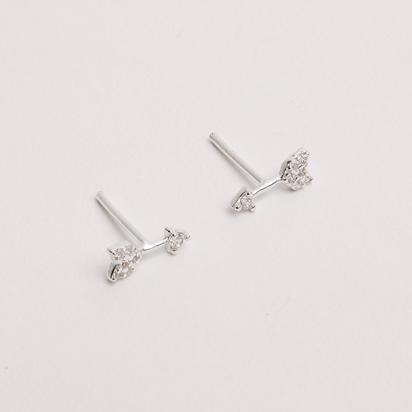 Brinco flecha cravejada 8mm