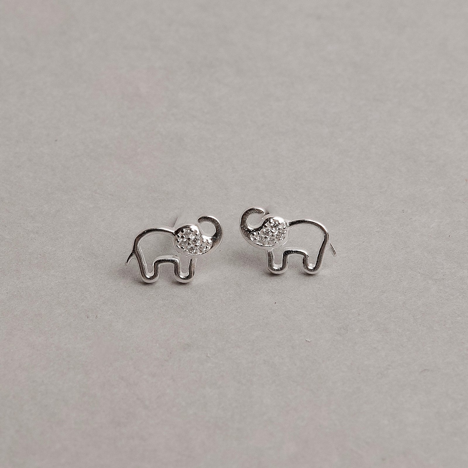 Brinco elefante vazado cabeça cravejada 10mm