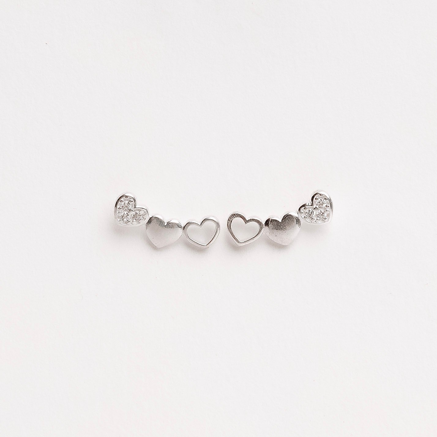 Brinco ear cuff coração vazado, liso e cravejado tarraxa