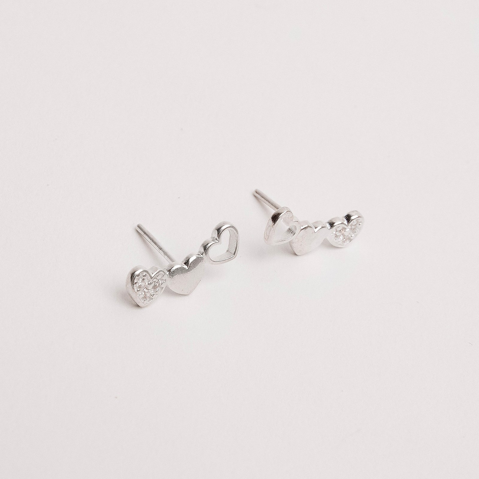Brinco ear cuff coração vazado, liso e cravejado tarraxa