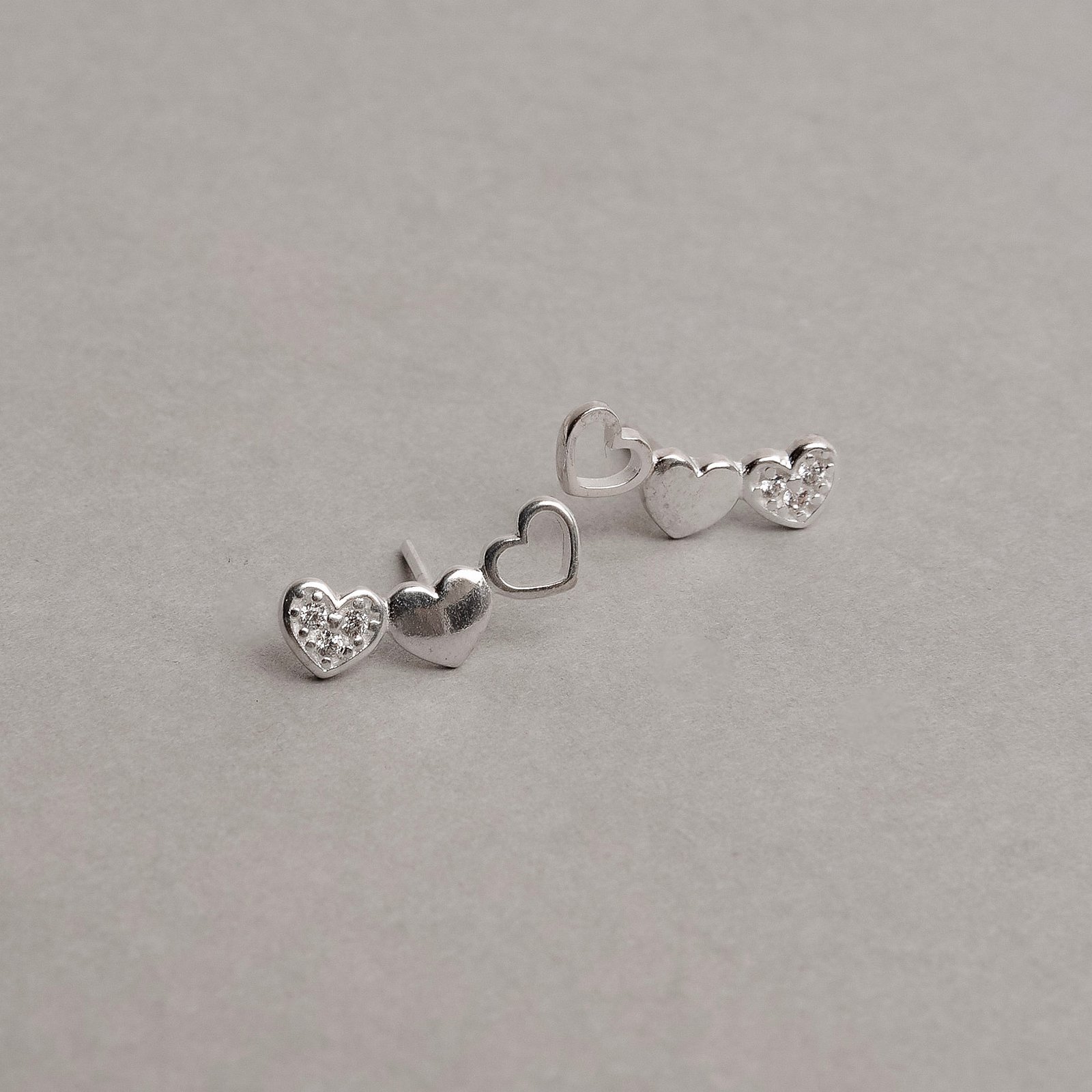 Brinco ear cuff coração vazado, liso e cravejado tarraxa