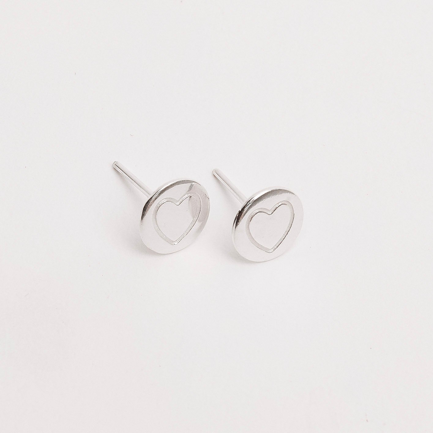 Brinco medalha coração 8mm