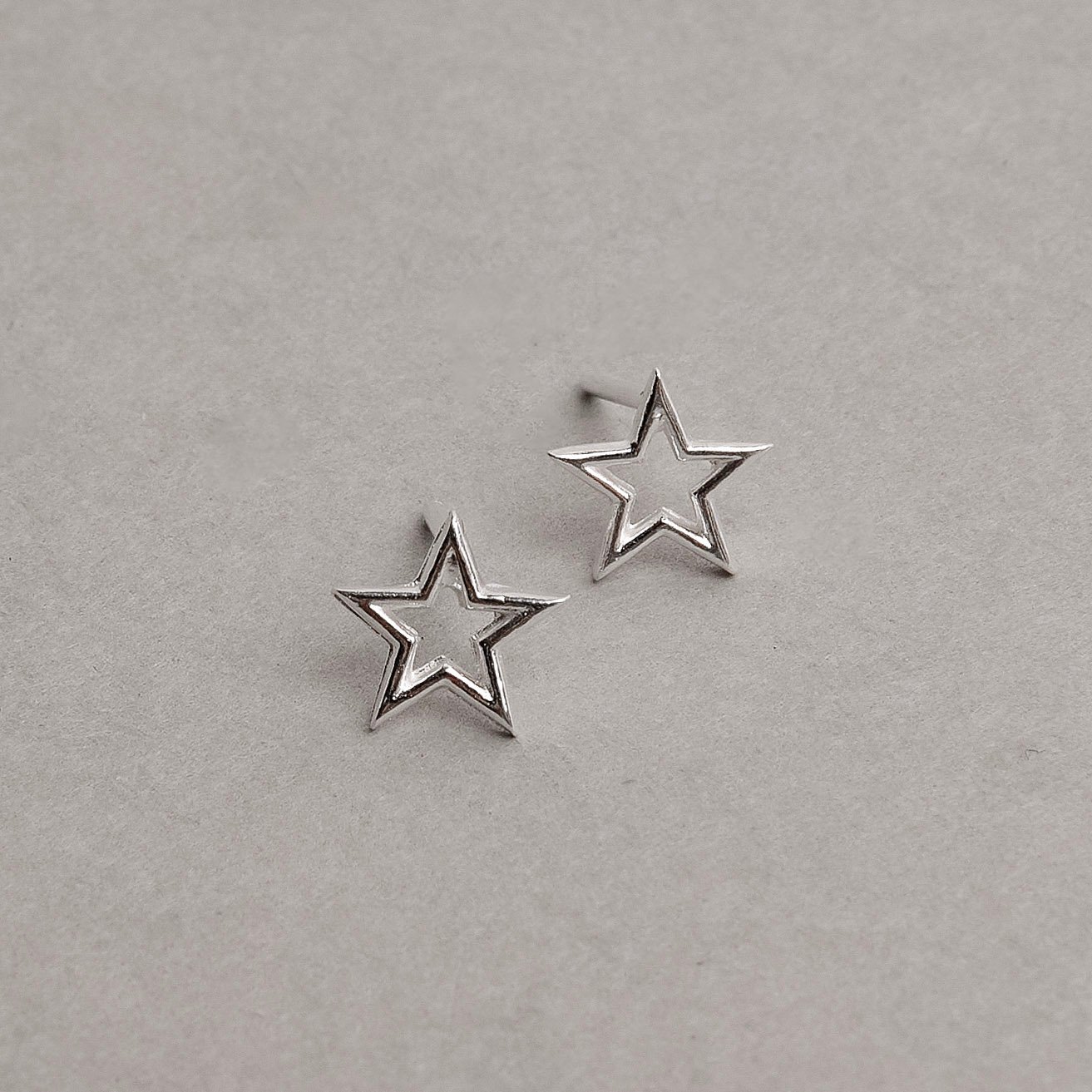 Brinco estrela lisa vazada 7mm