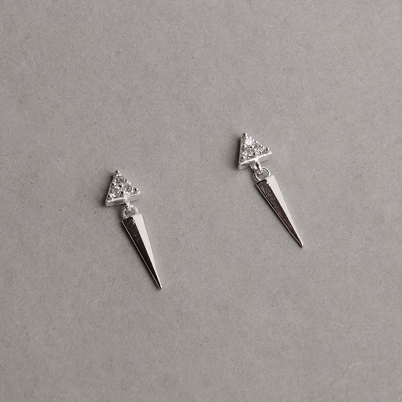 Brinco triângulo cravejado 3mm pingente triângulo isósceles 9mm