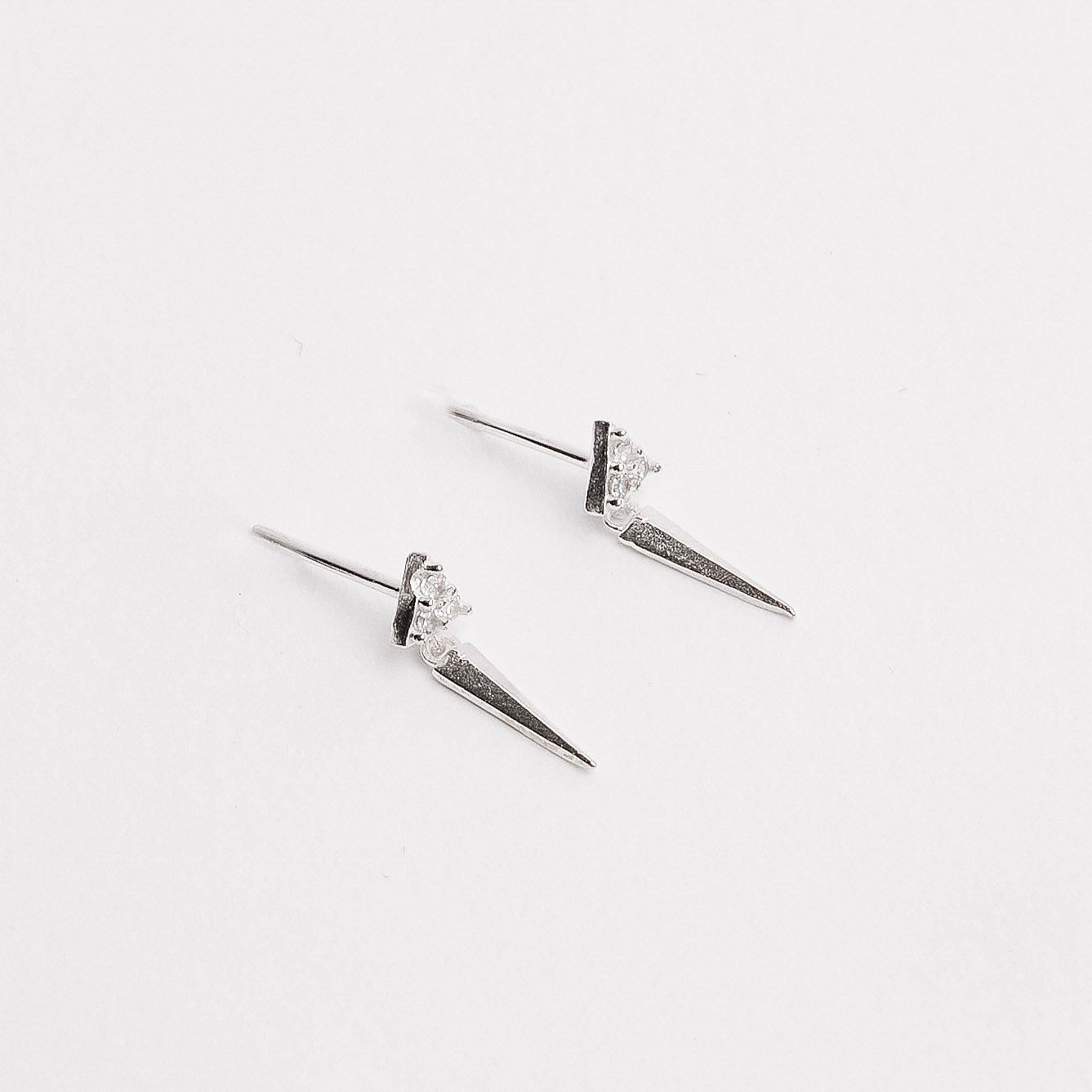 Brinco triângulo cravejado 3mm pingente triângulo isósceles 9mm