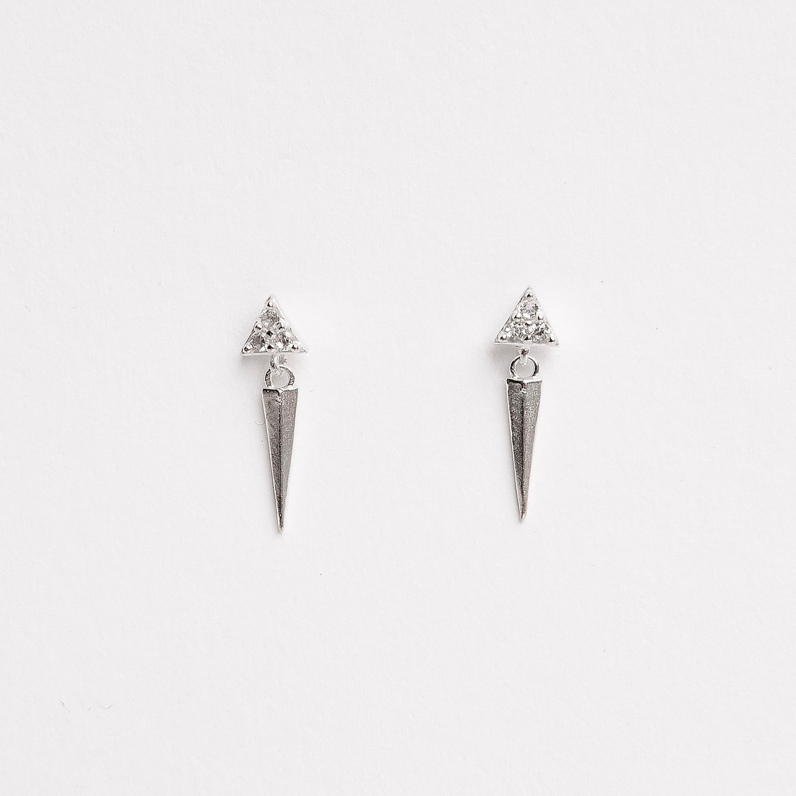 Brinco triângulo cravejado 3mm pingente triângulo isósceles 9mm