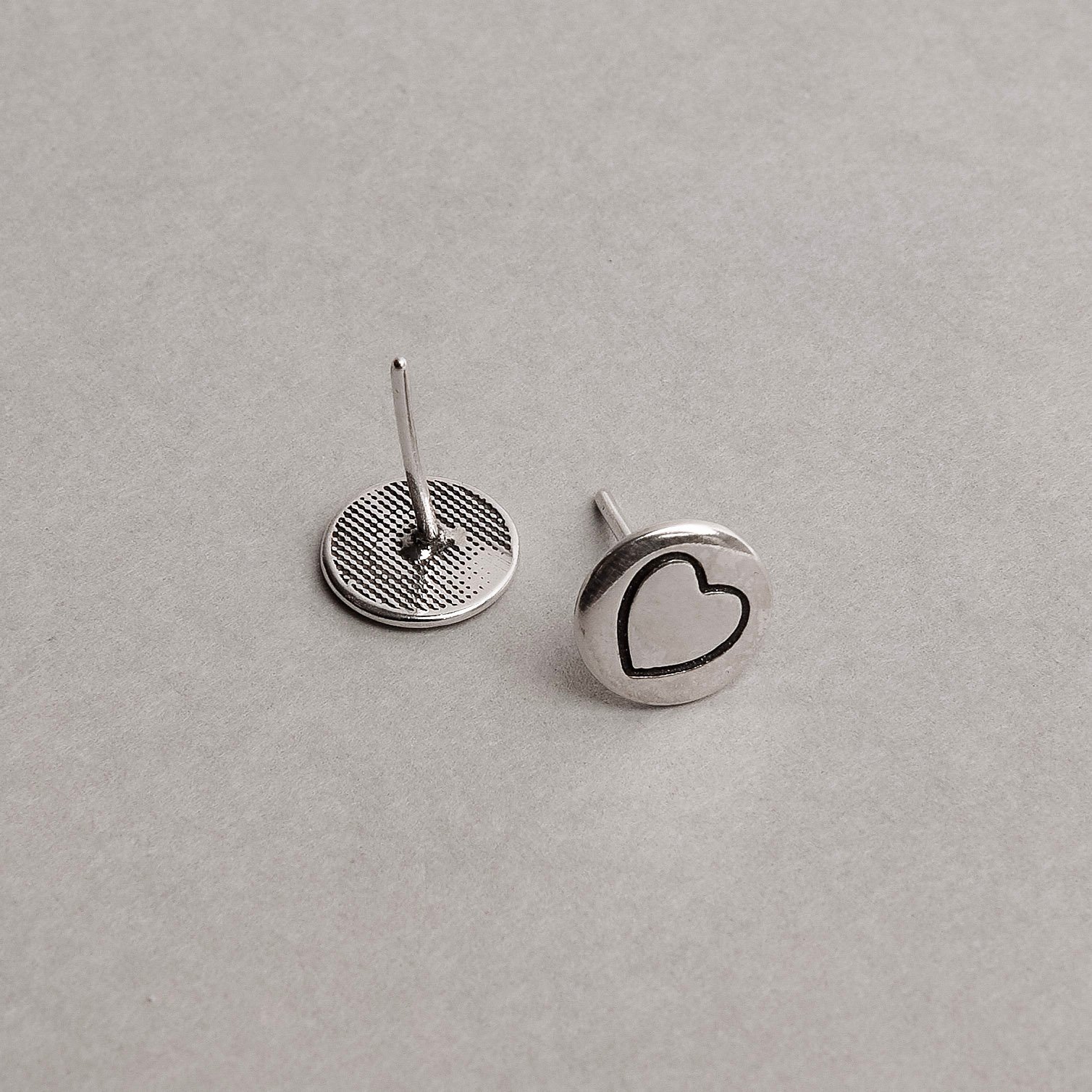 Brinco medalha coração 8mm envelhecido